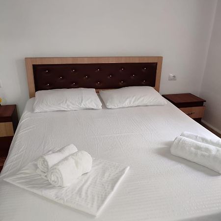 Guest House Eloid Berat Bagian luar foto