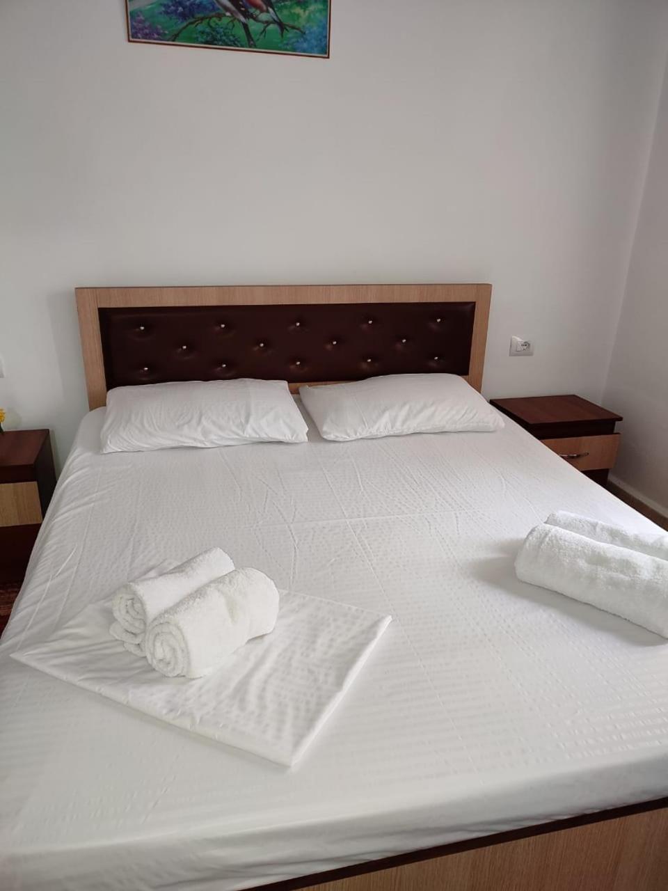 Guest House Eloid Berat Bagian luar foto
