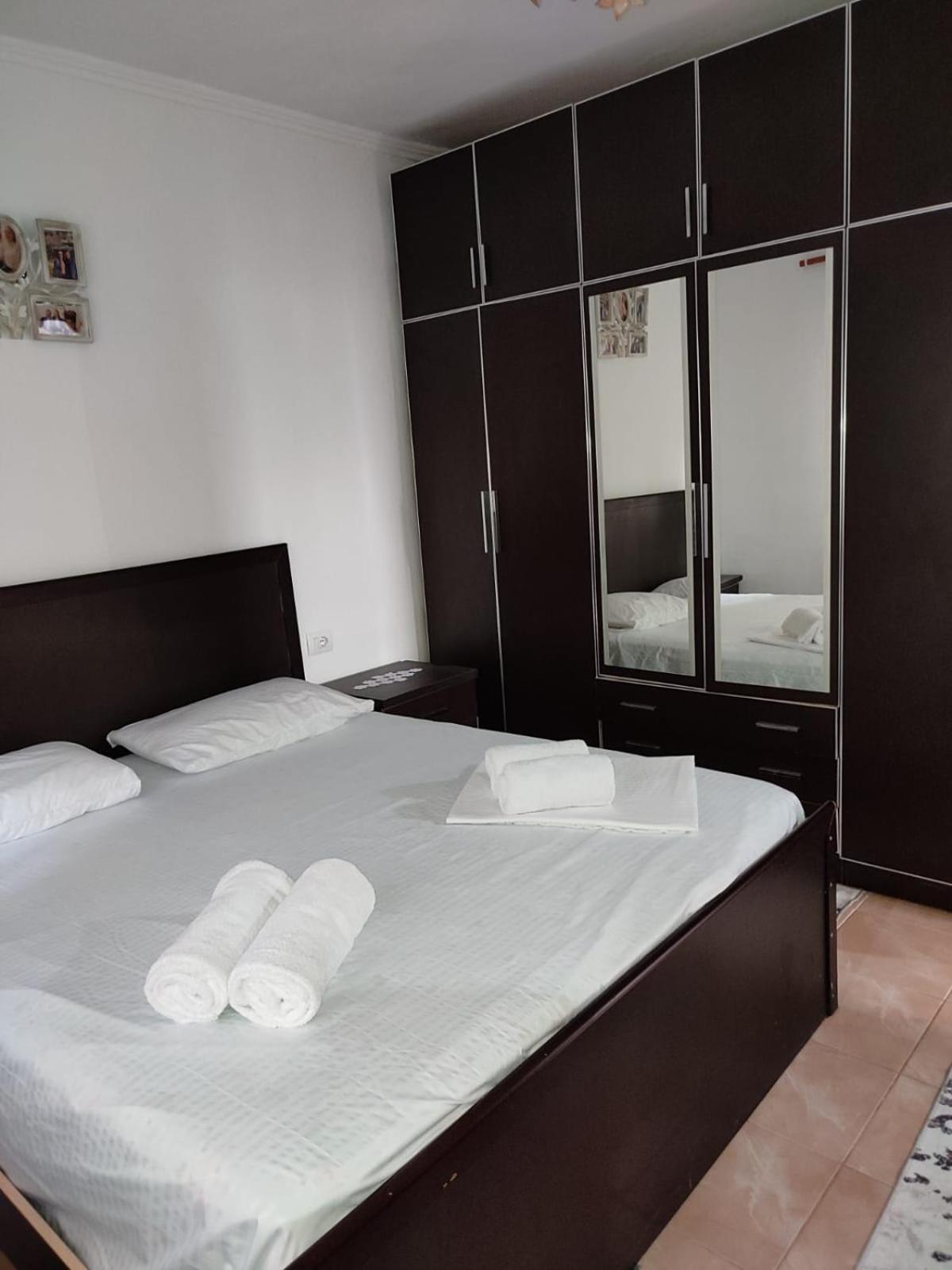 Guest House Eloid Berat Bagian luar foto