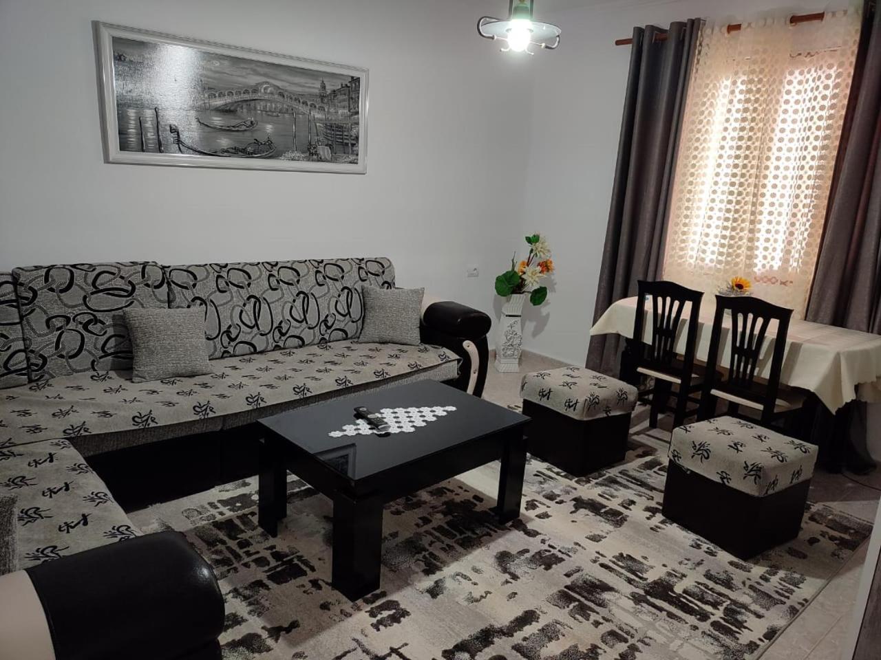 Guest House Eloid Berat Bagian luar foto