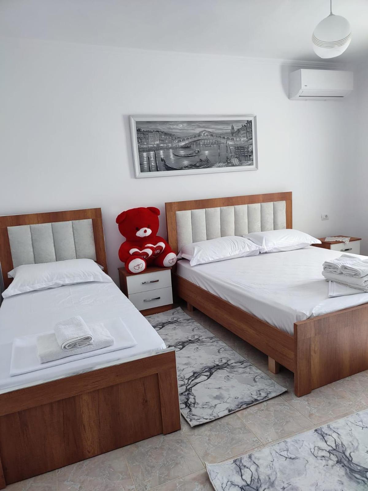 Guest House Eloid Berat Bagian luar foto