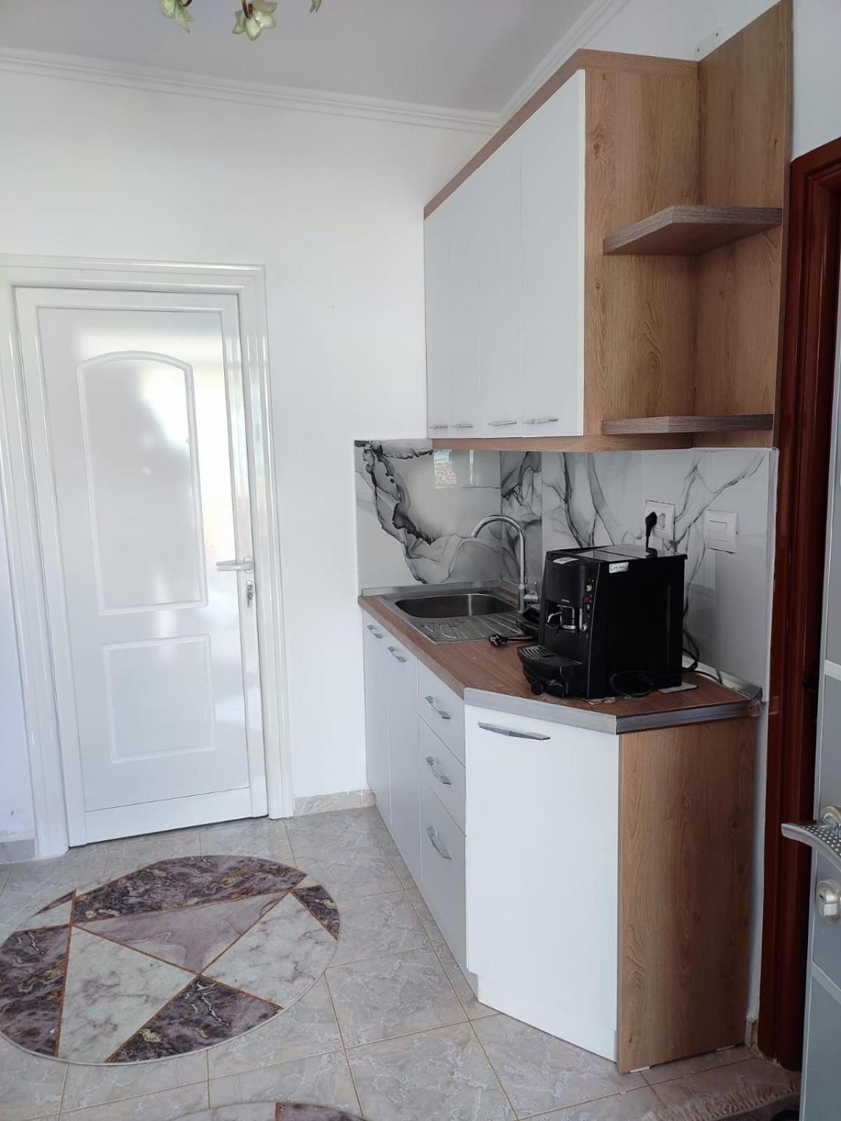 Guest House Eloid Berat Bagian luar foto